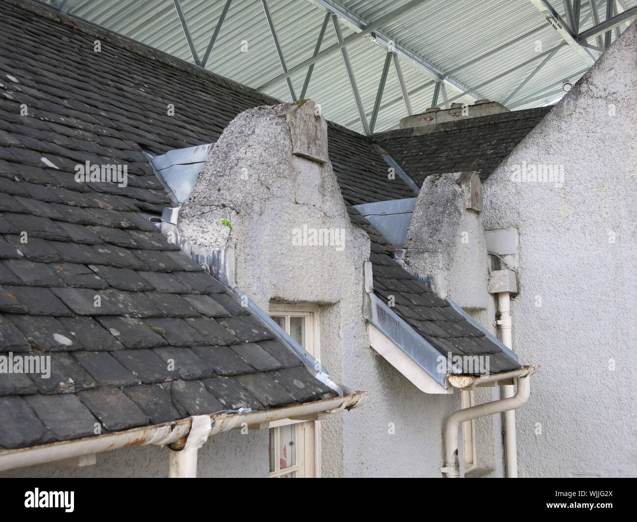 Gehwege durch Stahlgerüst der Architektur von Rennie Mackintosh's Hill House aus allen Blickwinkeln zu sehen, sowie der Regen Schäden ermöglichen. Stockfoto