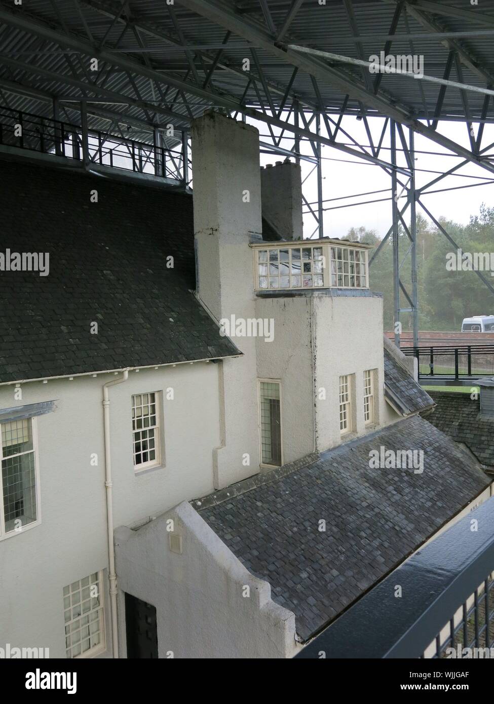 Gehwege durch Stahlgerüst der Architektur von Rennie Mackintosh's Hill House aus allen Blickwinkeln zu sehen, sowie der Regen Schäden ermöglichen. Stockfoto