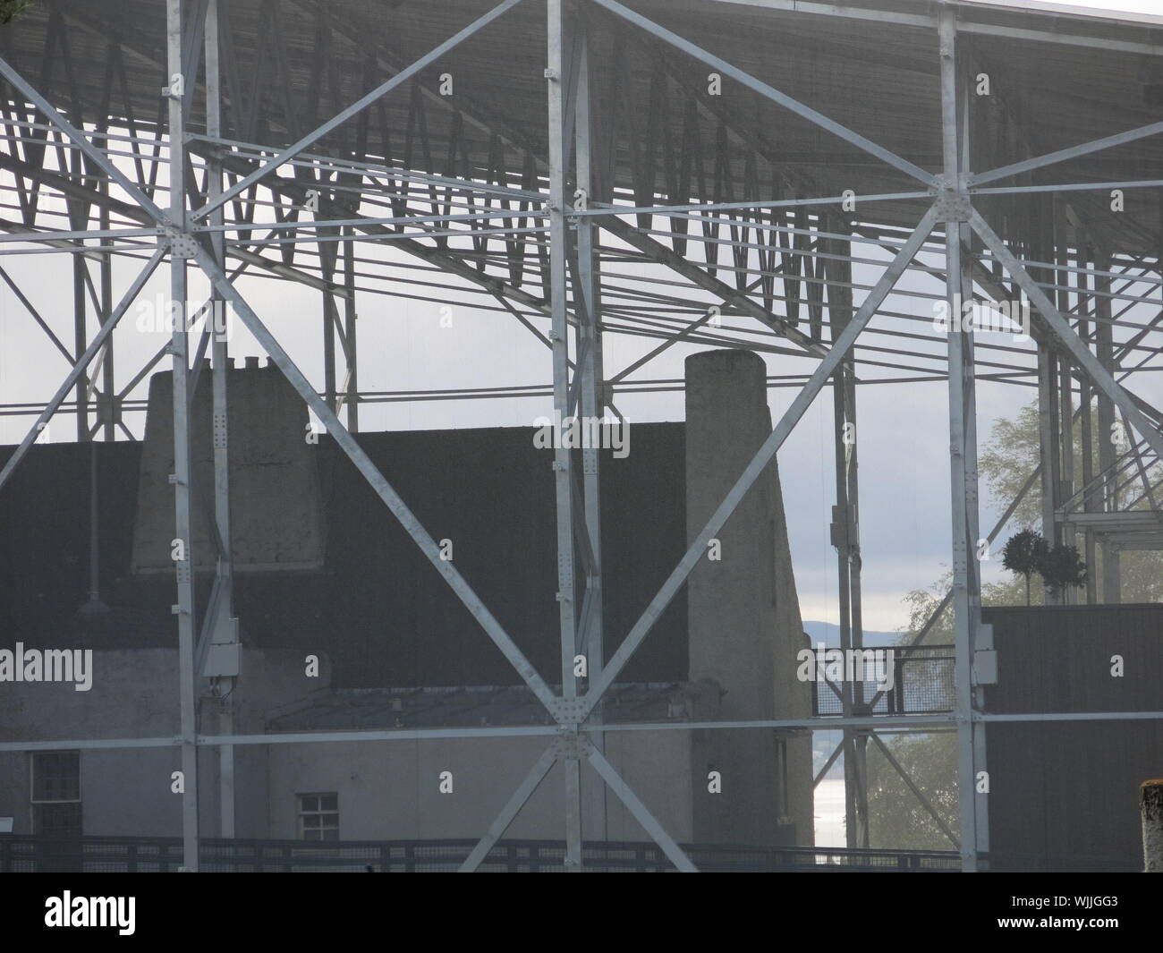 Die chainmail Mesh & Stahl, die encase Helensborough's Hill House High-tech Wetter Schutz bieten sowie eine andere Fassade des Hauses. Stockfoto