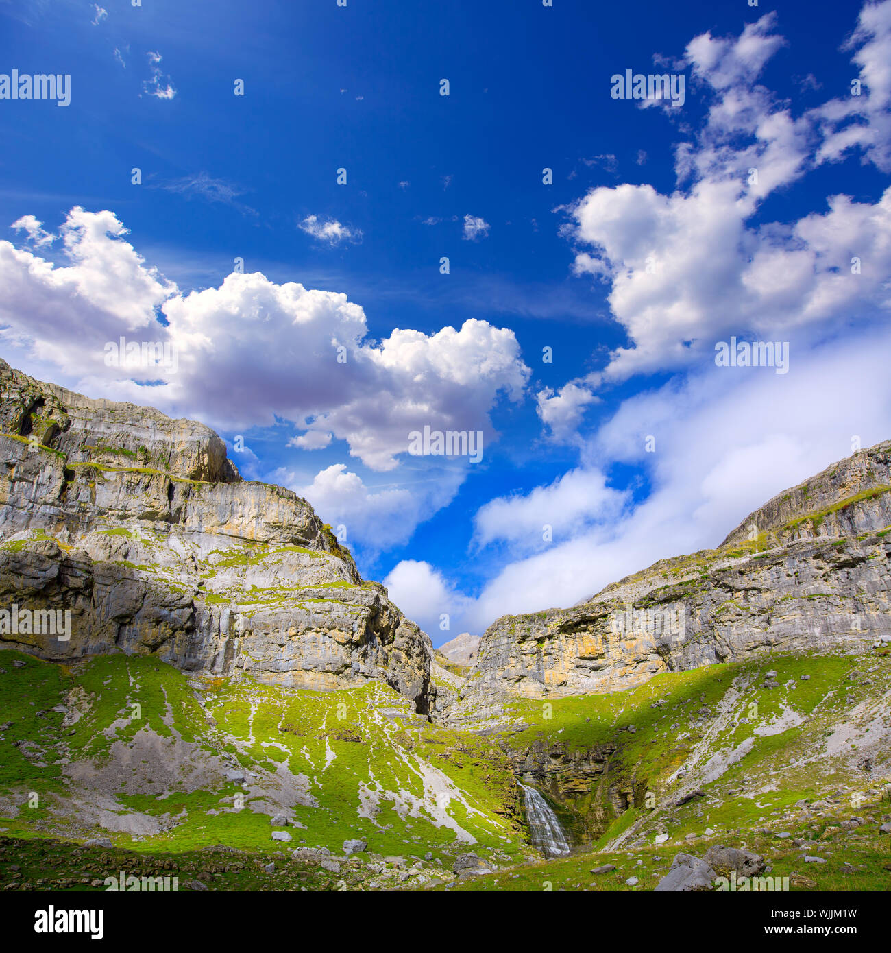 Cascada Cola de Caballo Wasserfall und Circo de Soaso im Ordesa-Tal Aragón Huesca Pyrenäen von Spanien Stockfoto