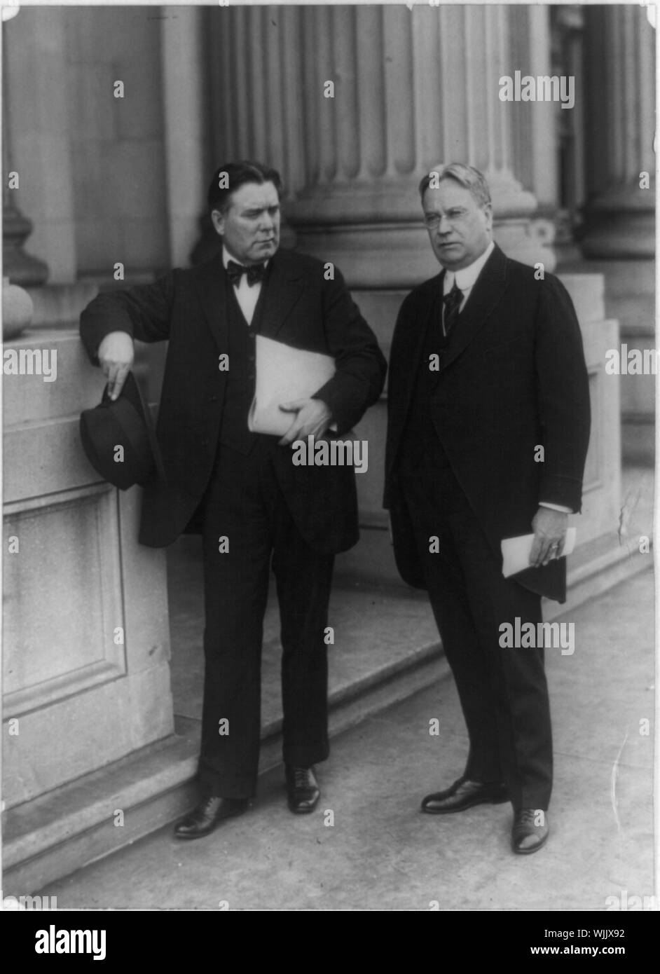 Hiram Warren Johnson Kalifornien Senator (rechts), und William Edgar Borah, Idaho Senator (links), in voller Länge Porträt, stehend Stockfoto