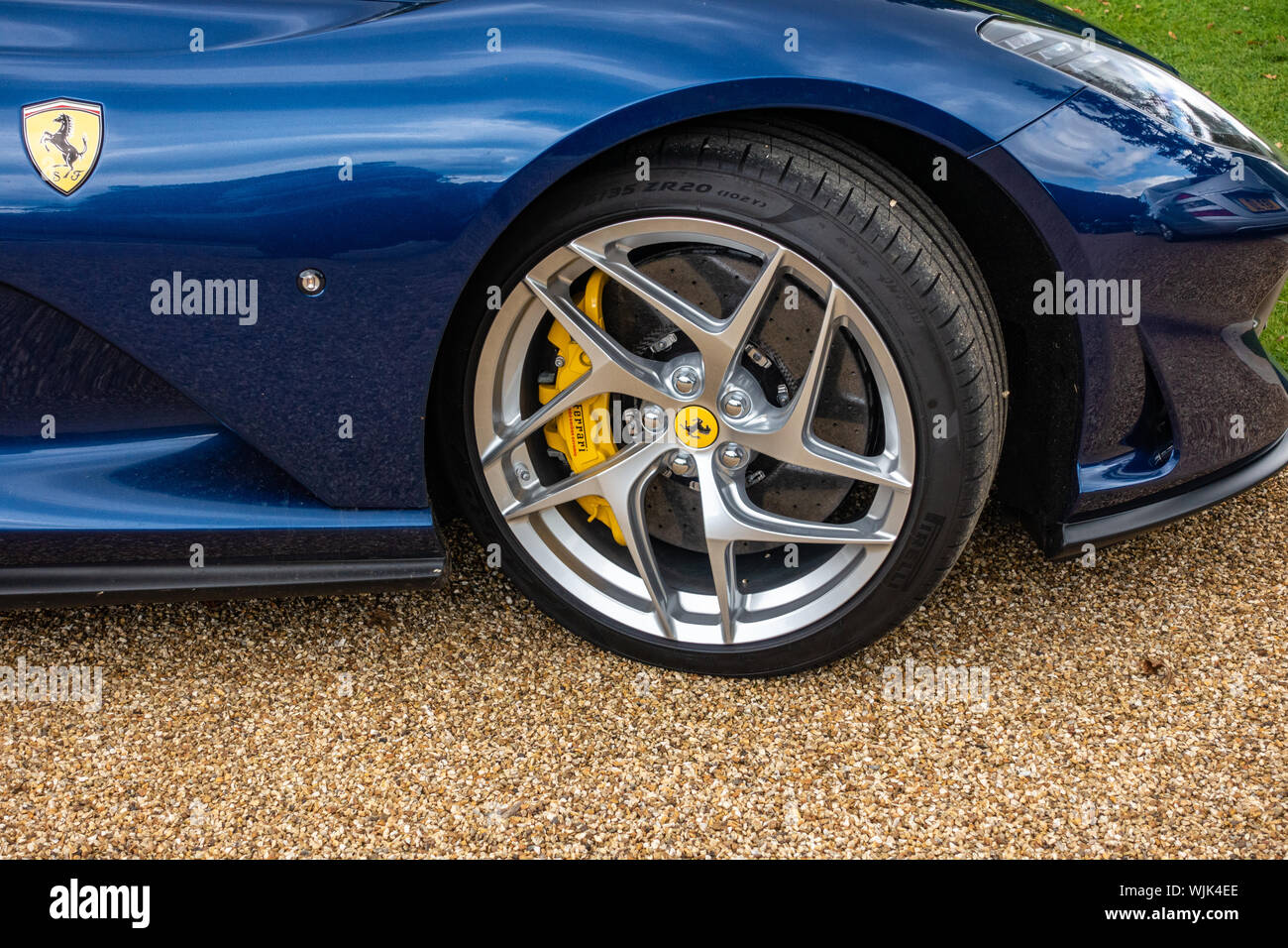 Nahaufnahme des A2019 Blau Ferrari 812 Superfast s-a Sport Rad Stockfoto