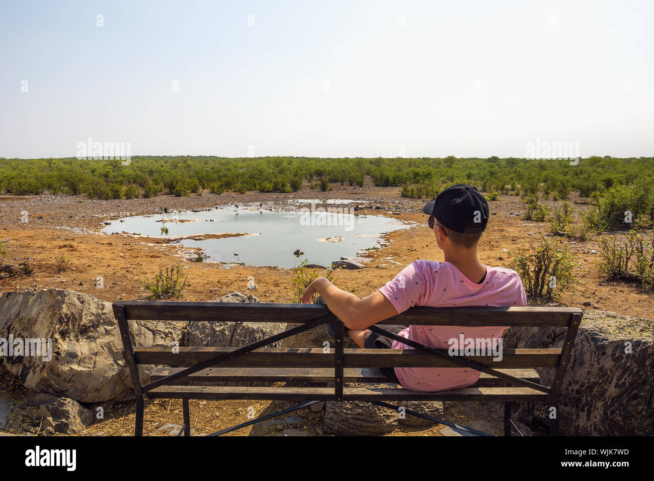 Touristische wartet für die Tierwelt am Moringa waterhole in der Nähe von Halali, Etosha, Namibia Stockfoto