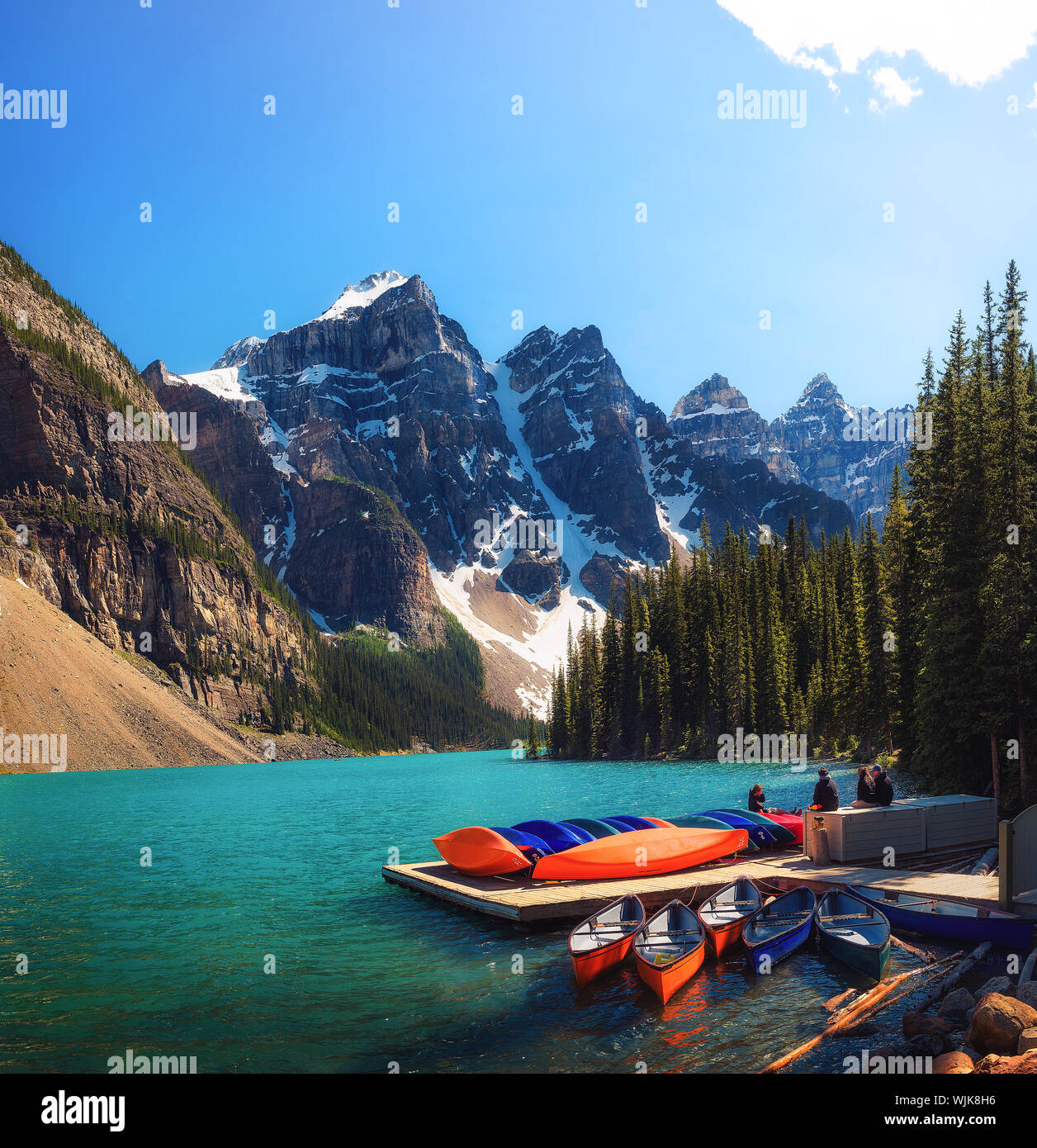 Kanus auf einem Steg am Moraine Lake in Kanada Stockfoto
