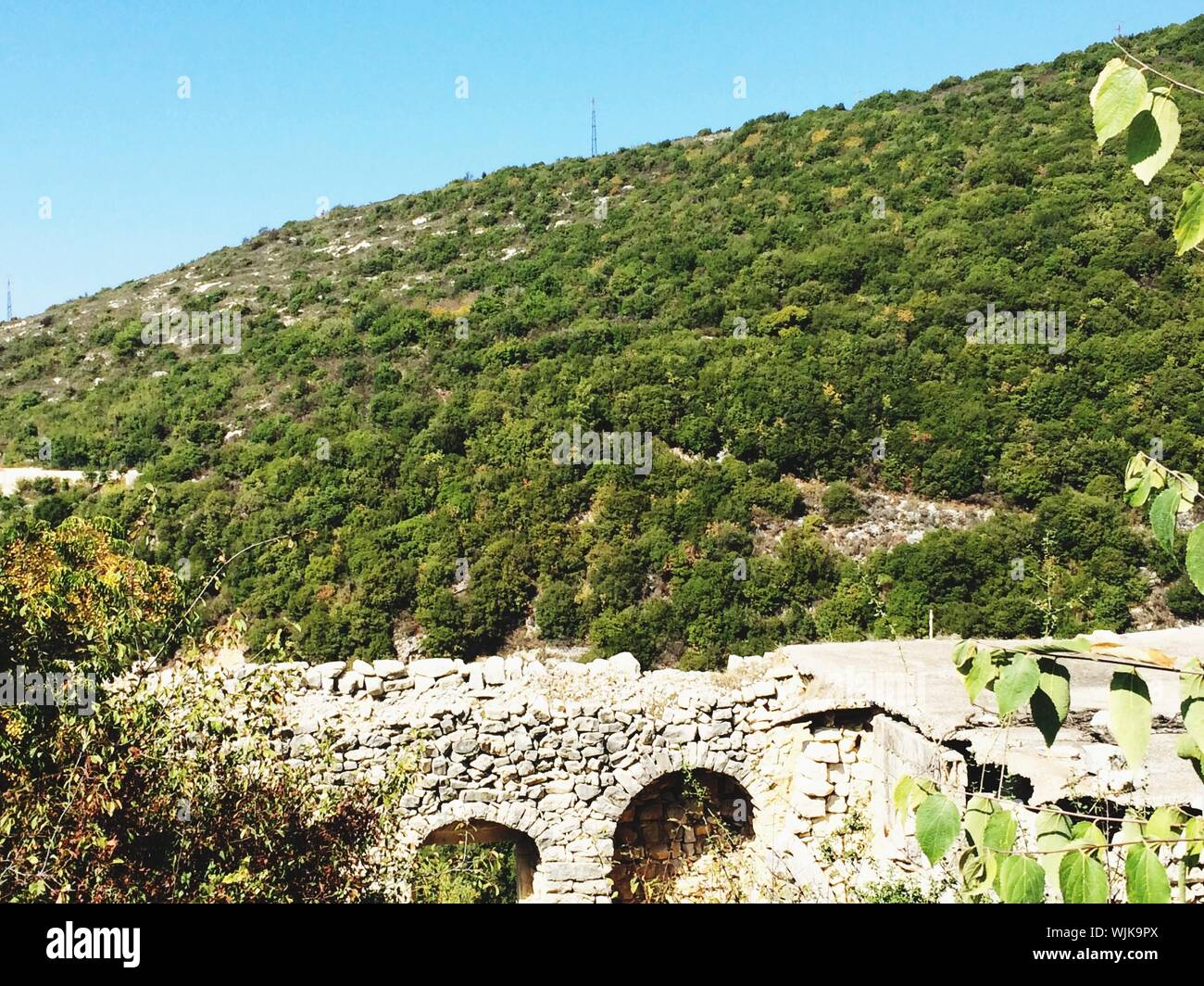 Stein Viadukt im Fuß des grünen Hügels Stockfoto