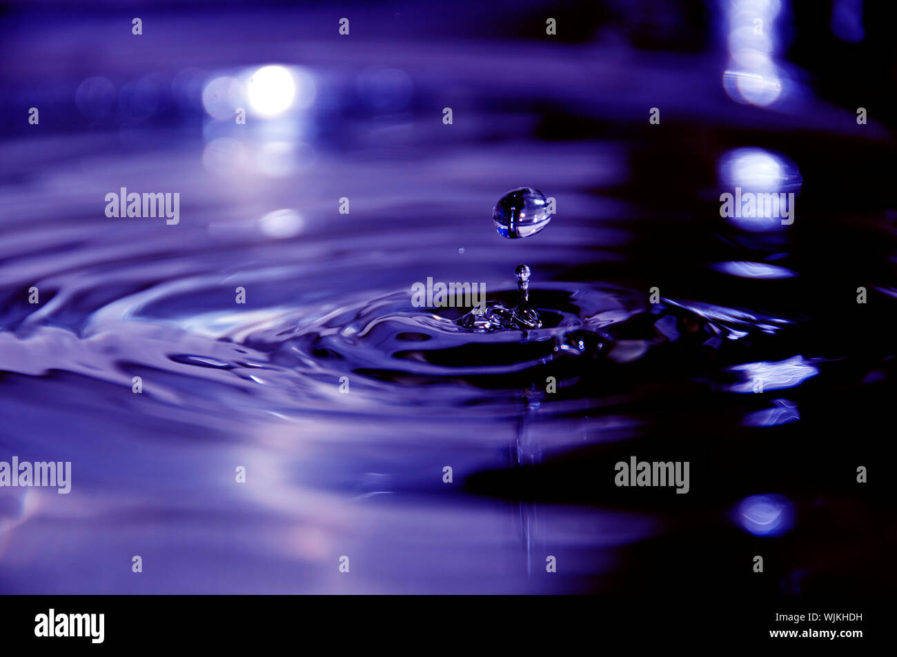 Goccia d'Acqua con sfondo Blu Stockfoto