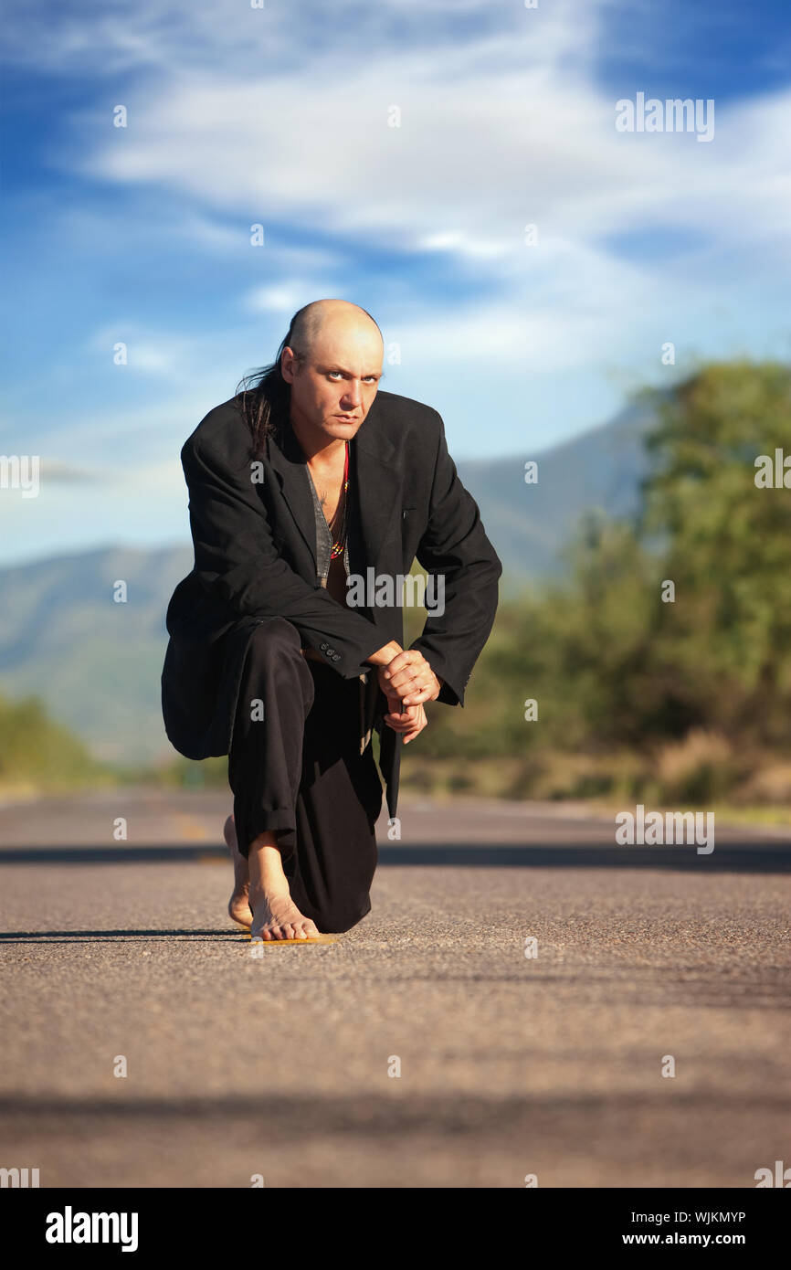Seltsame indigenen Mann in der Mitte einer Straße Stockfoto