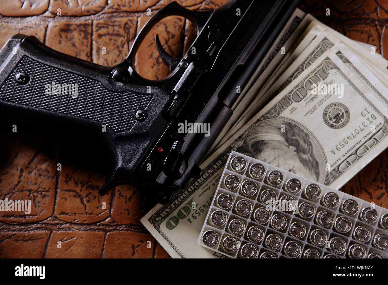 Dollarnoten und Pistole, schwarze Pistole, Mafia-inspiration Stockfoto