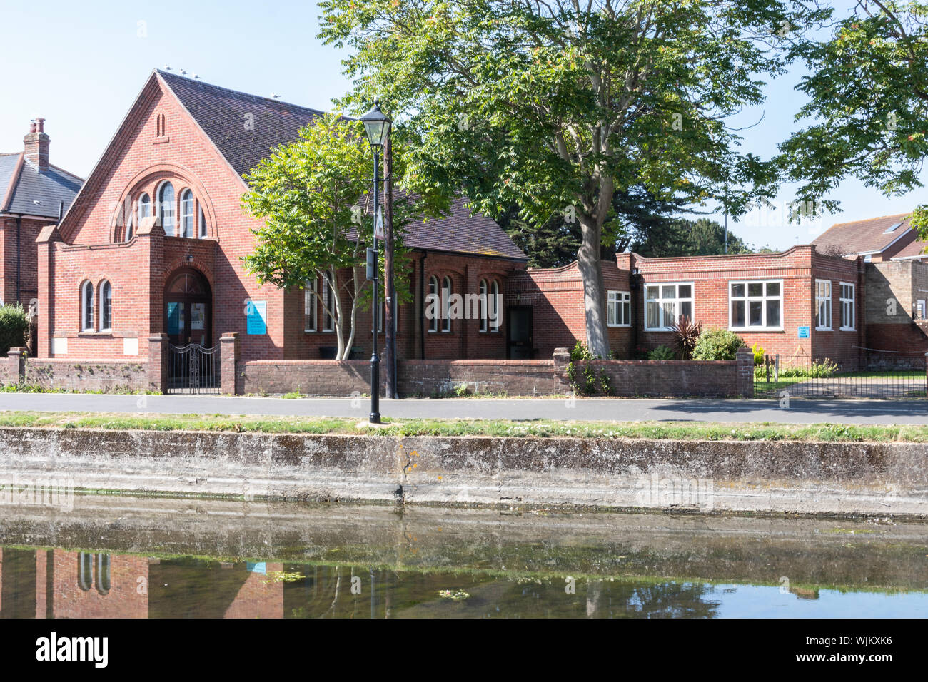Gosport, Hampshire, UK waterside Vereinigte Reformierte Kirche auf Emsworth Mühle Teich, Hampshire Stockfoto