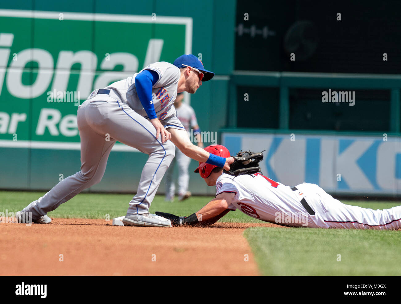Washington, Vereinigte Staaten von Amerika. 02 Sep, 2019. Washington Nationals shortstop Trea Turner (7) stiehlt Zweite als New York Mets zweiter Basisspieler Joe Panik (2) Versuch, ihn im ersten Inning des Spiels zu Tag an den Angehörigen Park in Washington, DC am Montag, den 2. September 2019. Quelle: Ron Sachs/CNP (Einschränkung: Keine New York oder New Jersey Zeitungen oder Zeitschriften innerhalb eines 75-Meilen-Radius von New York City) Foto per Kreditkarte: Newscom/Alamy leben Nachrichten Stockfoto