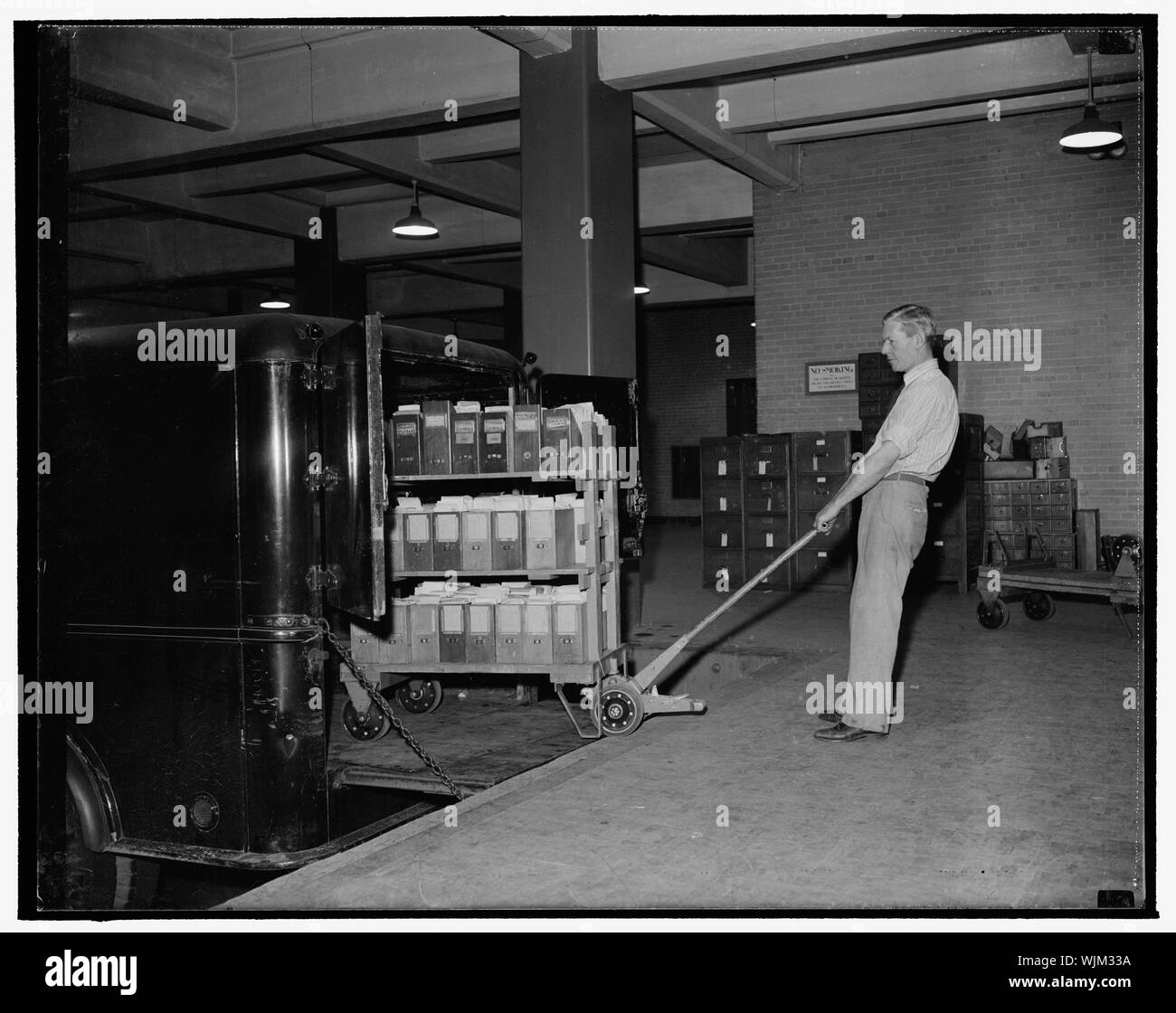 Historische Dokumente mit großer Sorgfalt durch National Archives bewacht. Washington, D.C., November 22. Die Behandlung und der sorgfältige Umgang mit wertvollen historischen Dokumenten ist der wichtigste Überlegung in den National Archives in Washington, D.C., Aufzeichnungen, juristische Dokumente, historica Daten, etc. Von allen Beschreibungen müssen, so dass Sie letzten indefinately erhalten werden. Dieses Bild zeigt Dokumente werden an den nationalen Archiven entladen von einem Arbeiter, der mit einem speziell hand Lkw Stockfoto