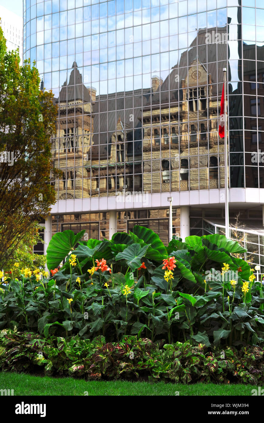 Reflexion des alten Toronto City Hall Gebäude in eine Glaswand von einem modernen Hochhaus Stockfoto