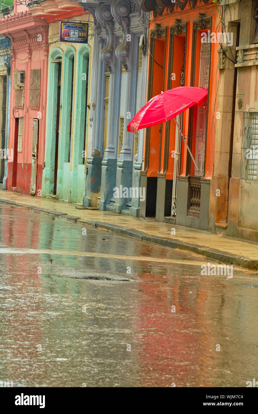Street Fotografie im Zentrum von Havanna - Reflexionen in der Calle Galiano mit Fußgängern an einem regnerischen Tag, La Habana (Havanna), Havanna, Kuba Stockfoto