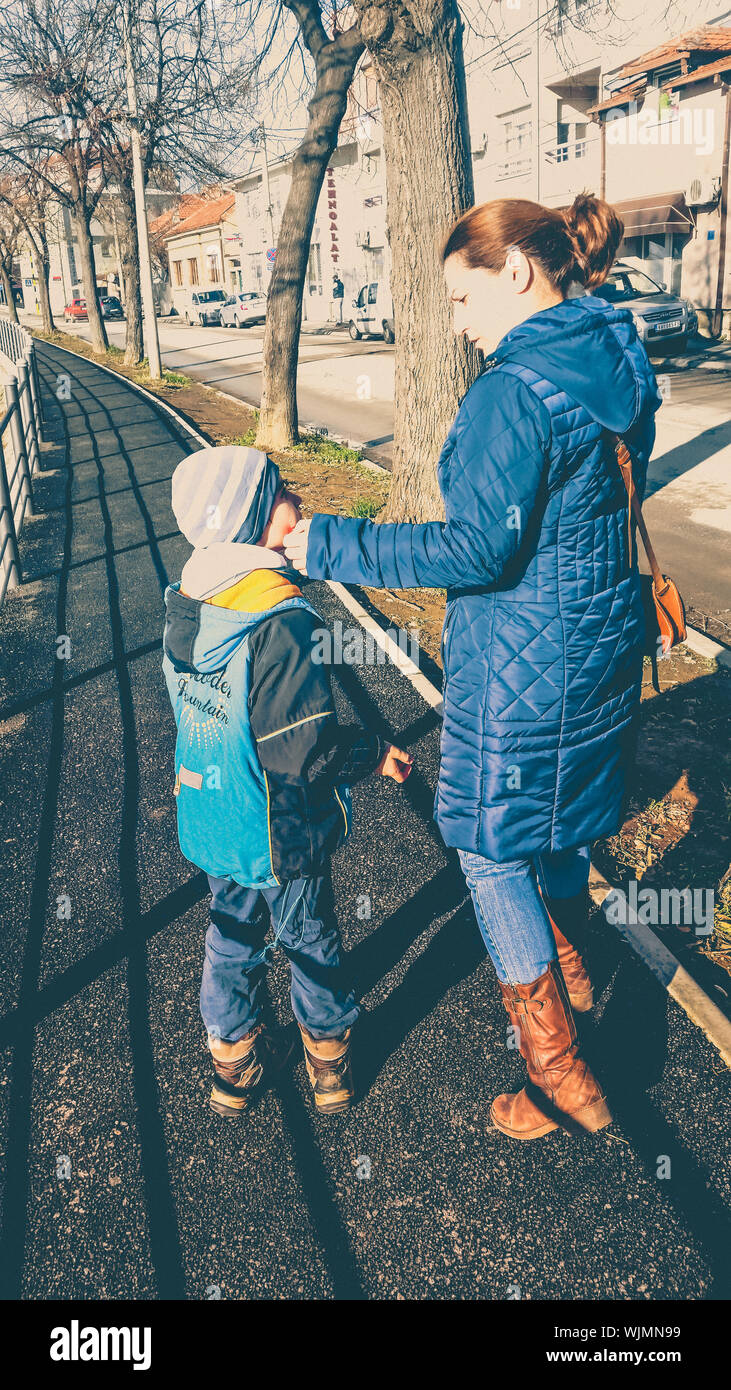 Mutter und Sohn stehen auf der Straße Stockfoto