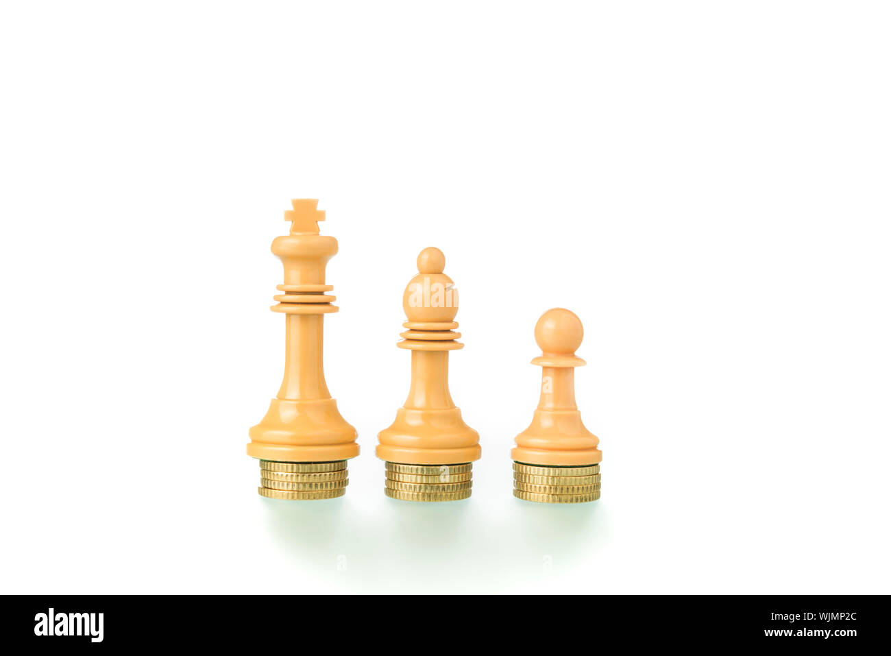 Konzeptionelle und metaphorische Fotografie mit Schachfiguren und Münzen auf weißem Hintergrund angezeigt, das Konzept der sozialen Gleichheit. Stockfoto
