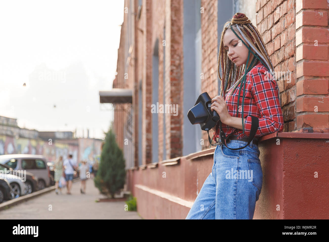 Hipster junge Fotografin Mädchen auf der Straße mit retro Kamera Stockfoto