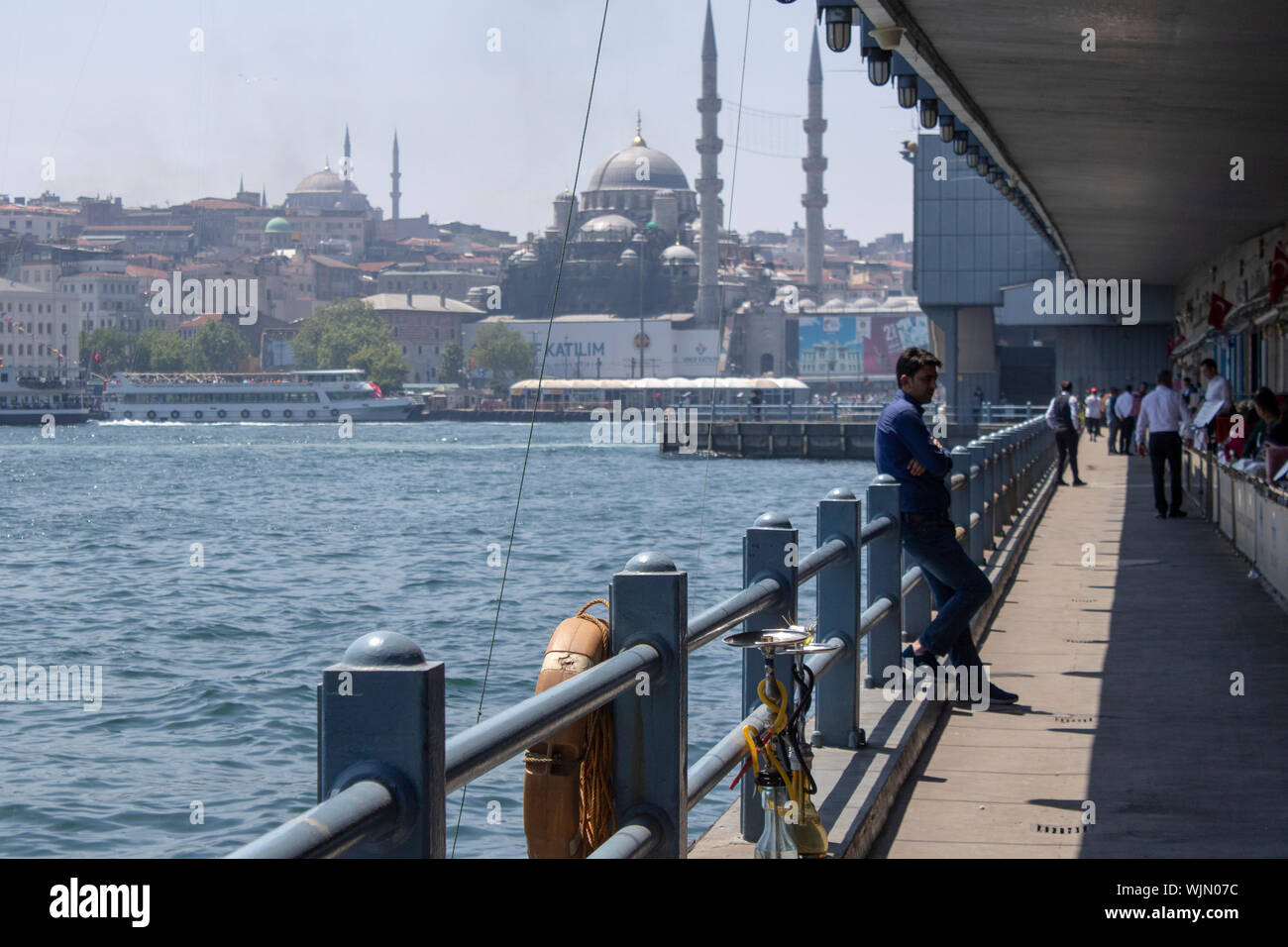 Istanbul, Türkei - 19. Mai 2019: Brücke Restaurants und Menschen essen. Im sonnigen und feuchten Wetter fotografiert. Stockfoto