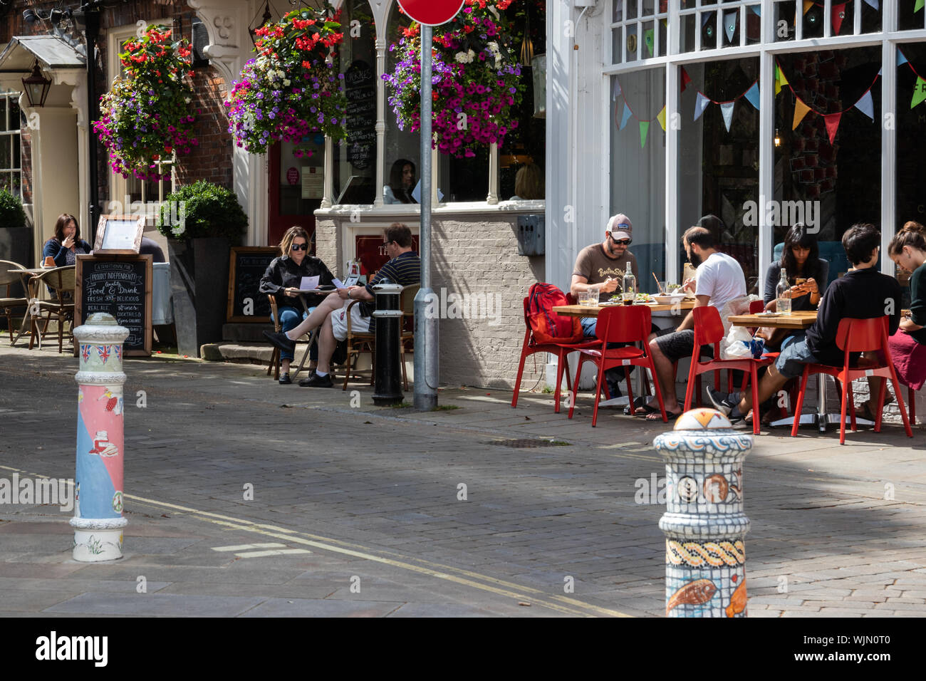 Winchester, Hampshire, UK Menschen außerhalb an der Vorderseite von einem Cafe und Pub essen, ein typisch britischen Sommer Szene Stockfoto
