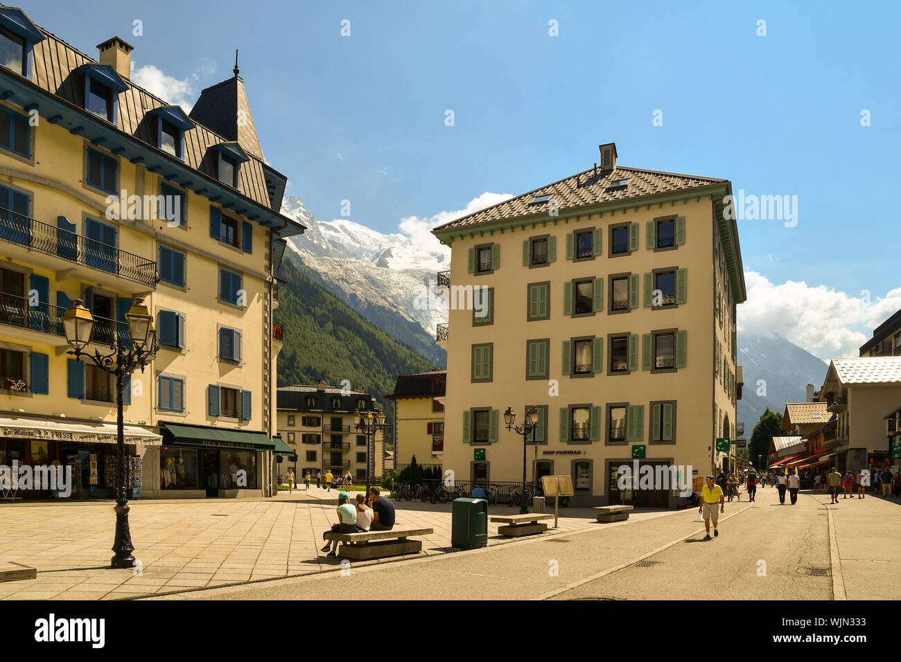 Blick auf das Zentrum von Chamonix-Mont-Blanc mit der Fassade des Grand Hotel des Alpes und das Mont Blanc Massiv im Hintergrund im Sommer, Frankreich Stockfoto