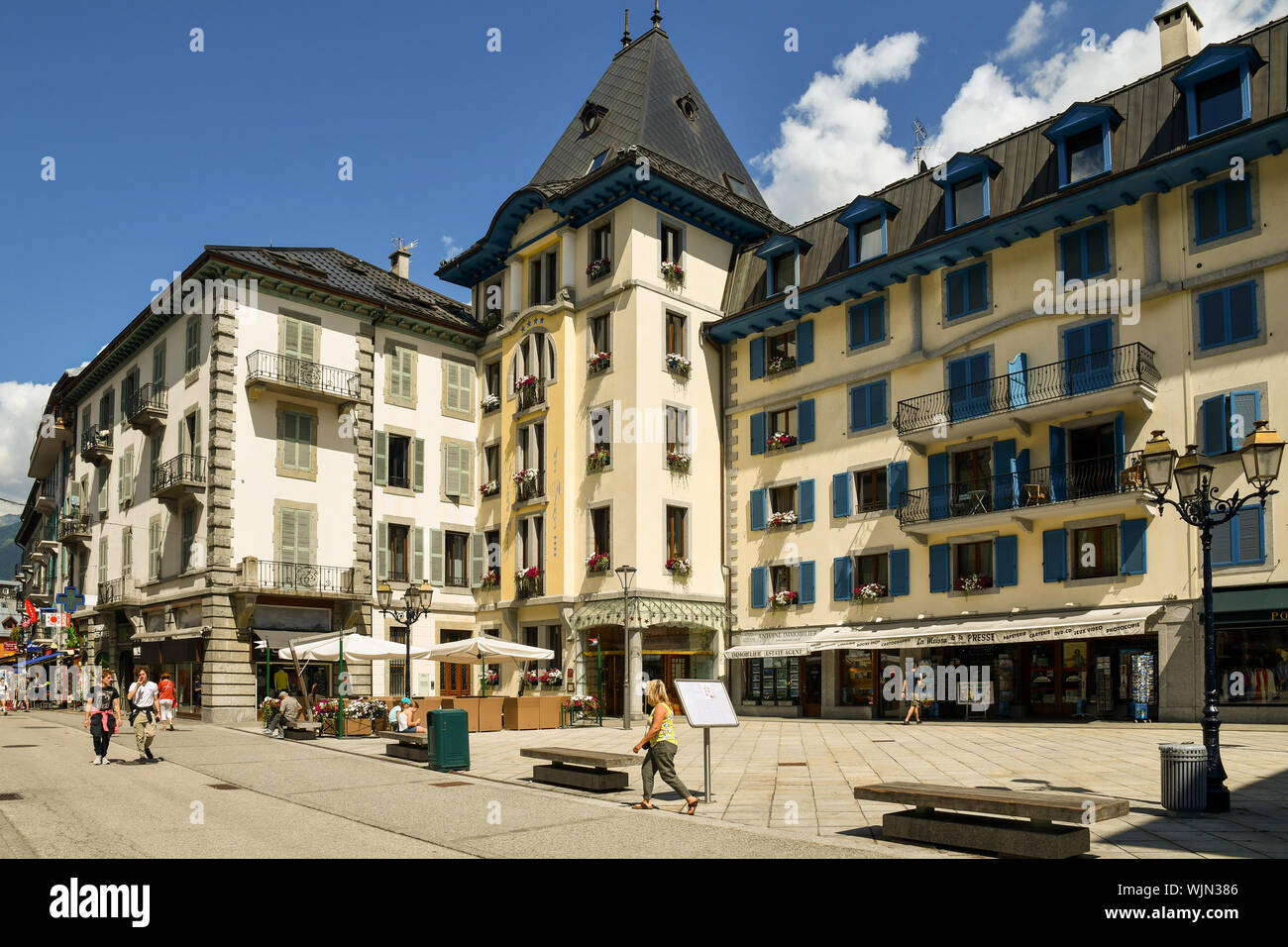 Blick auf das historische Zentrum von Chamonix-Mont-Blanc mit der Fassade des Grand Hotel des Alpes in einem sonnigen Sommertag, Haute Savoie, Alpen, Frankreich Stockfoto