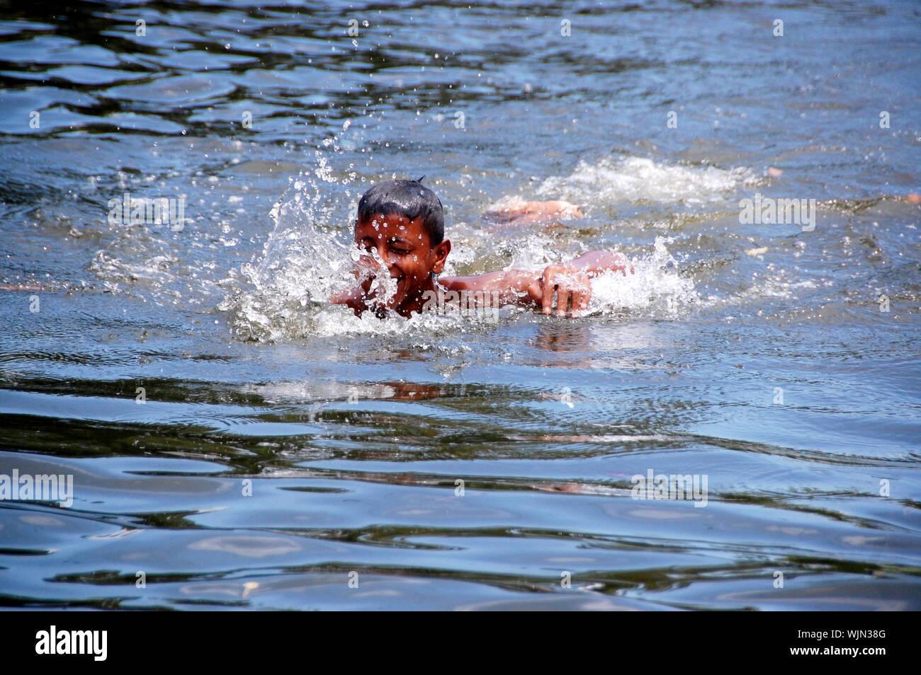 In retten die kinder Fotos und Bildmaterial in hoher Auflösung Alamy