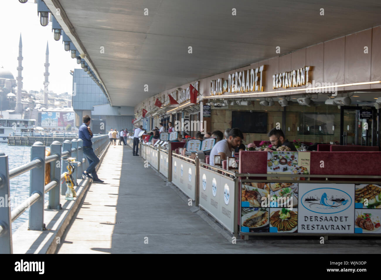 Istanbul, Türkei - 19. Mai 2019: Brücke Restaurants und Menschen essen. Im sonnigen und feuchten Wetter fotografiert. Stockfoto