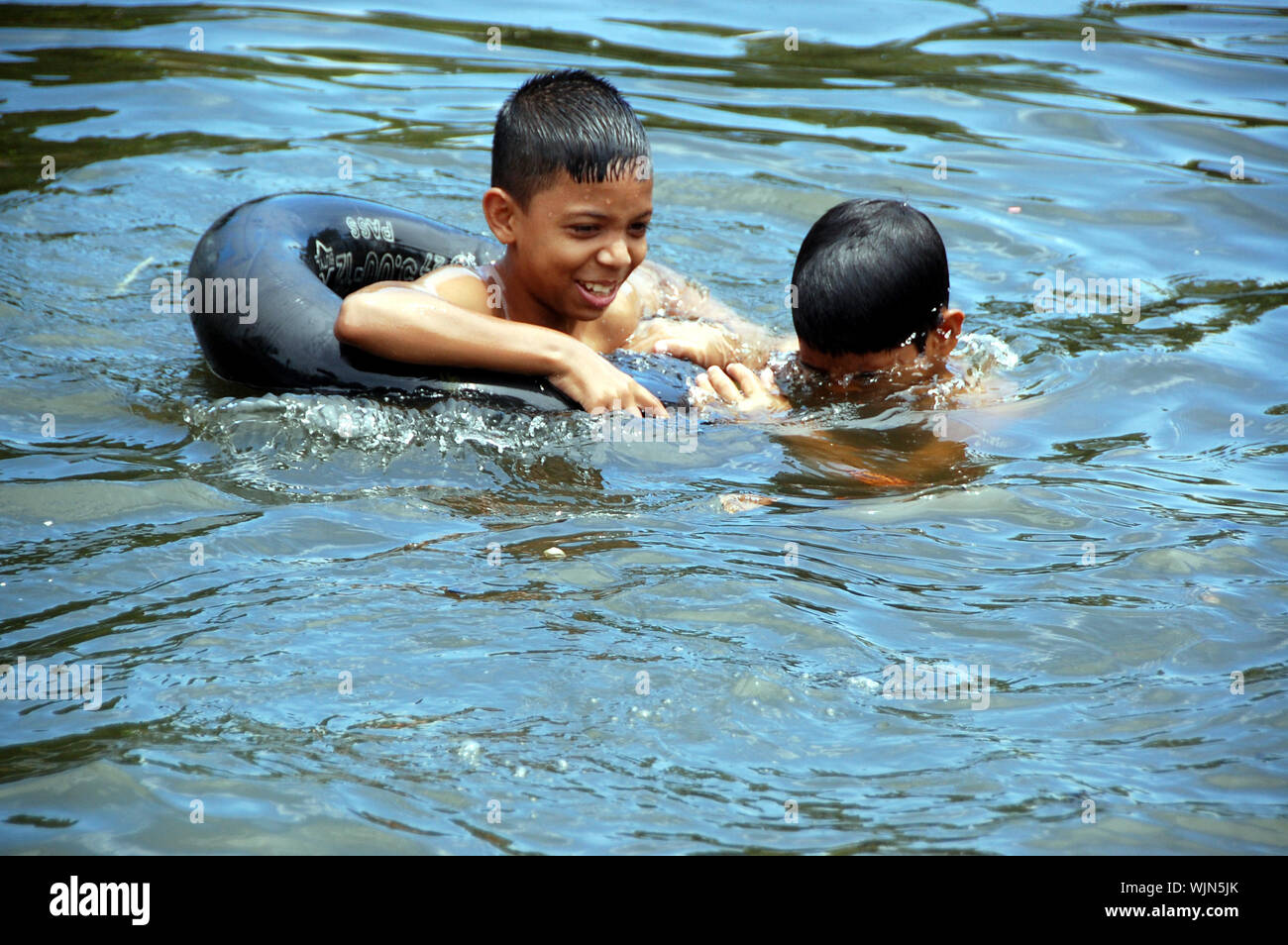 Kinder spielen im teich Fotos und Bildmaterial in hoher Auflösung Alamy