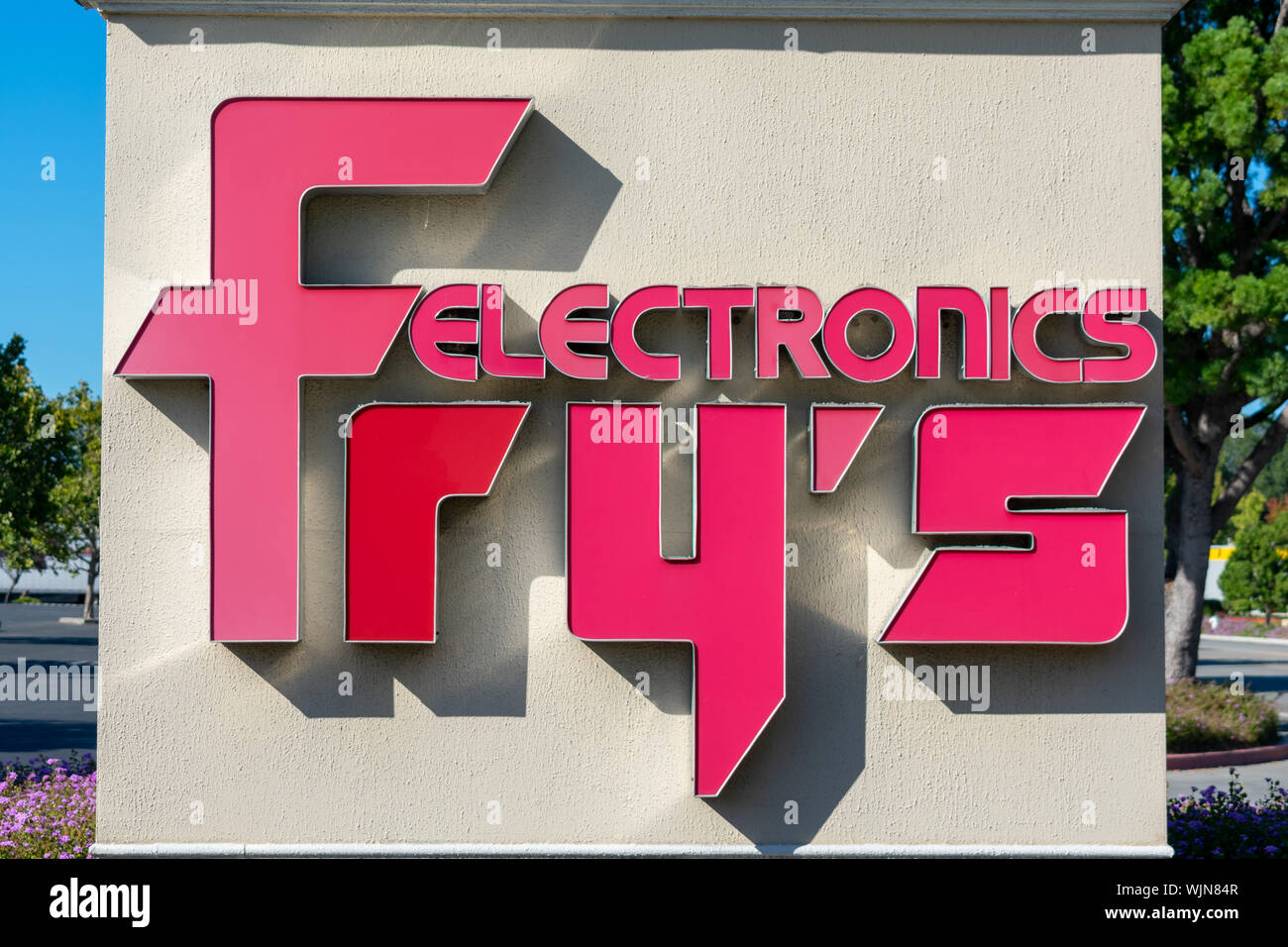 Fry's Electronics Schild in der Nähe Ziegel und Mörtel Store im Silicon Valley Stockfoto