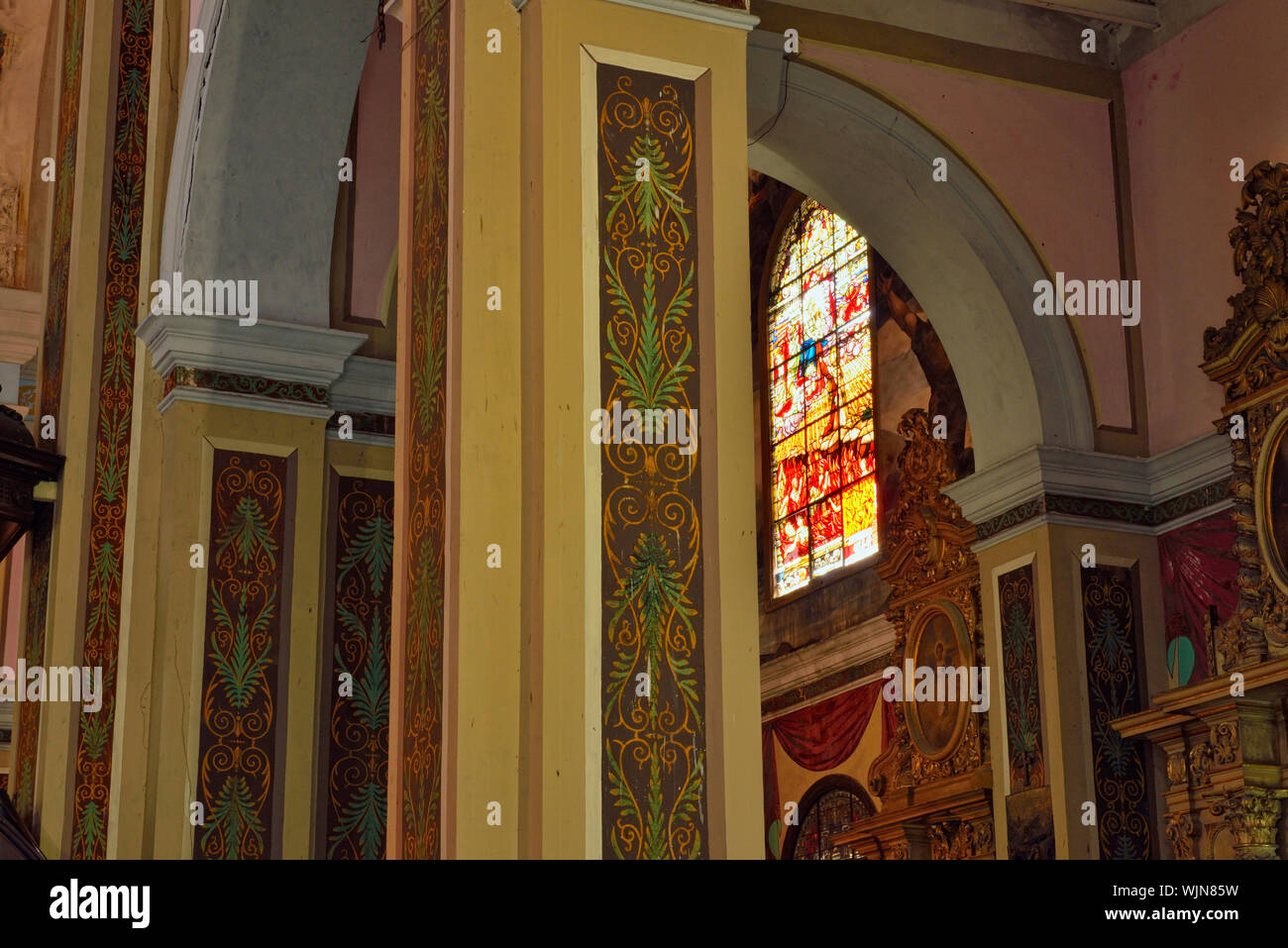 Innenraum der Kirche im Zentrum von Havanna - Iglesia y Convento de Nuestra Señora del Carmen, La Habana (Havanna), Havanna, Kuba Stockfoto