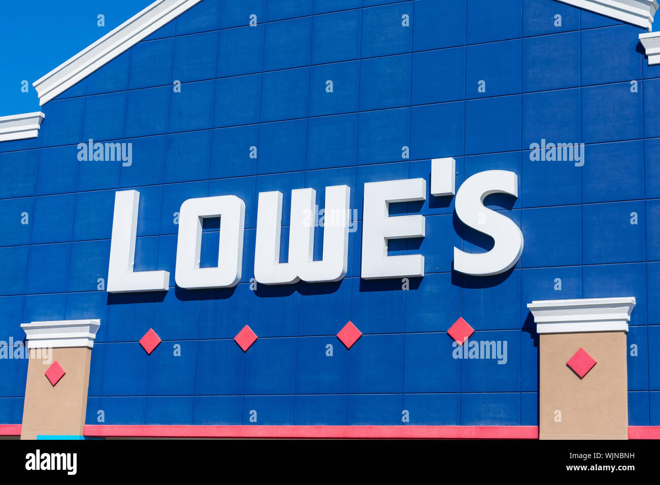 Lowe's Store Fassade und Exterieur. Lowe's ist eine US-amerikanische Handelsunternehmen in home improvement spezialisiert Stockfoto