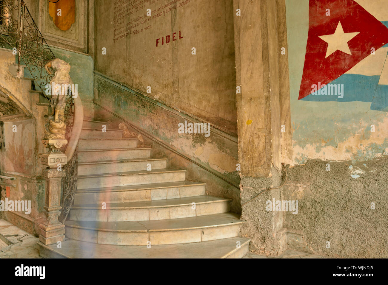 Street Fotografie im Zentrum von Havanna - die Marmortreppe nach La Guarida Restaurant, La Habana (Havanna), Havanna, Kuba Stockfoto