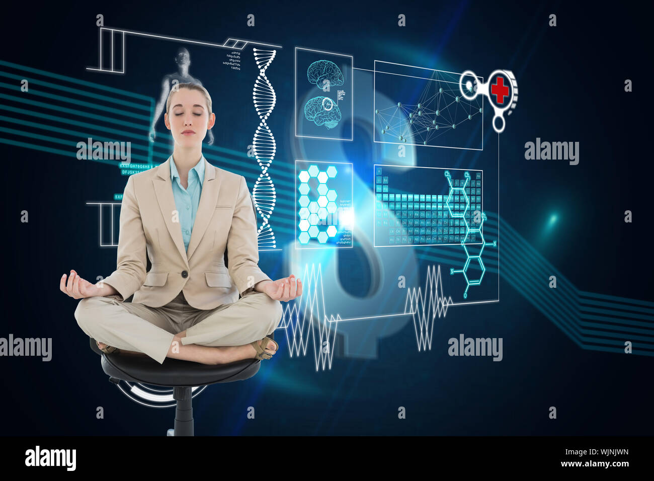 Friedliche chic Geschäftsfrau, sitzen in Lotus Position auf Drehstuhl gegen Dollarzeichen auf futuristischen Hintergrund Stockfoto