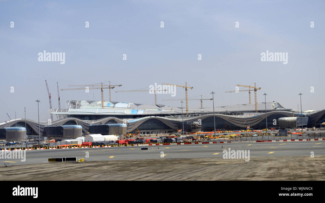Bau eines neuen Terminals am Internationalen Flughafen Abu Dhabi entfernt. Stockfoto