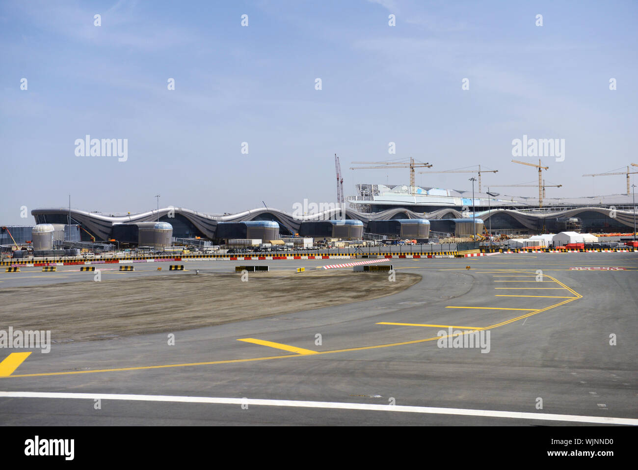 Ein neues Terminal im Bau am Internationalen Flughafen Abu Dhabi in den Vereinigten Arabischen Emiraten. Stockfoto