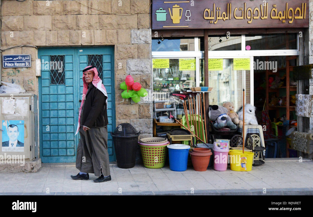 Ein jordanischer Mann in der madaba Stadtzentrum. Stockfoto