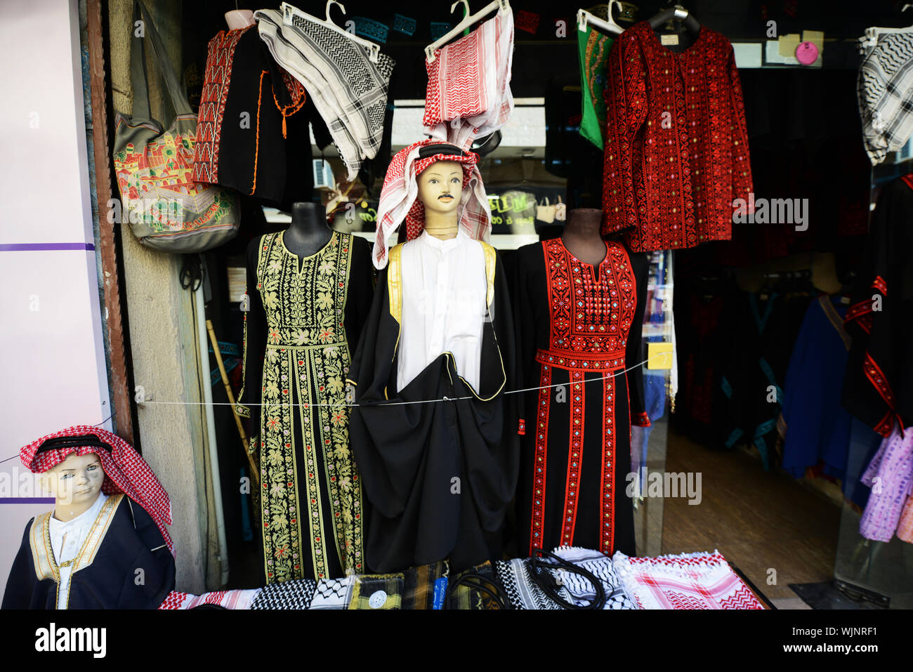 Ein Geschäft, in dem Sie traditionelle arabische Kleidung in Madaba, Jordanien. Stockfoto