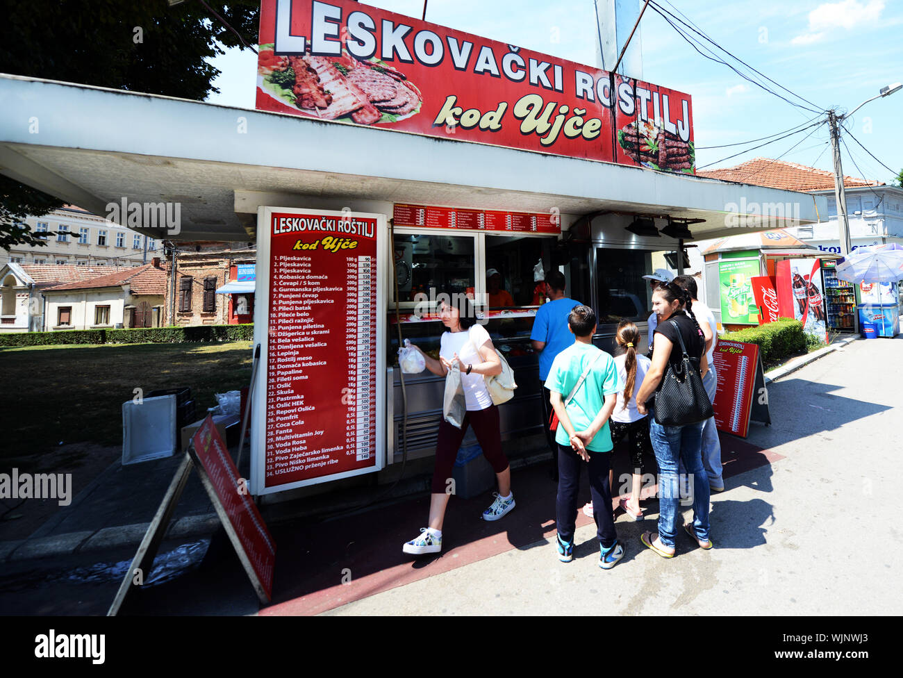 Die berühmte Leskovački Roštilj gegrilltes Fleisch Takeaway Restaurant in Nis, Serbien. Stockfoto