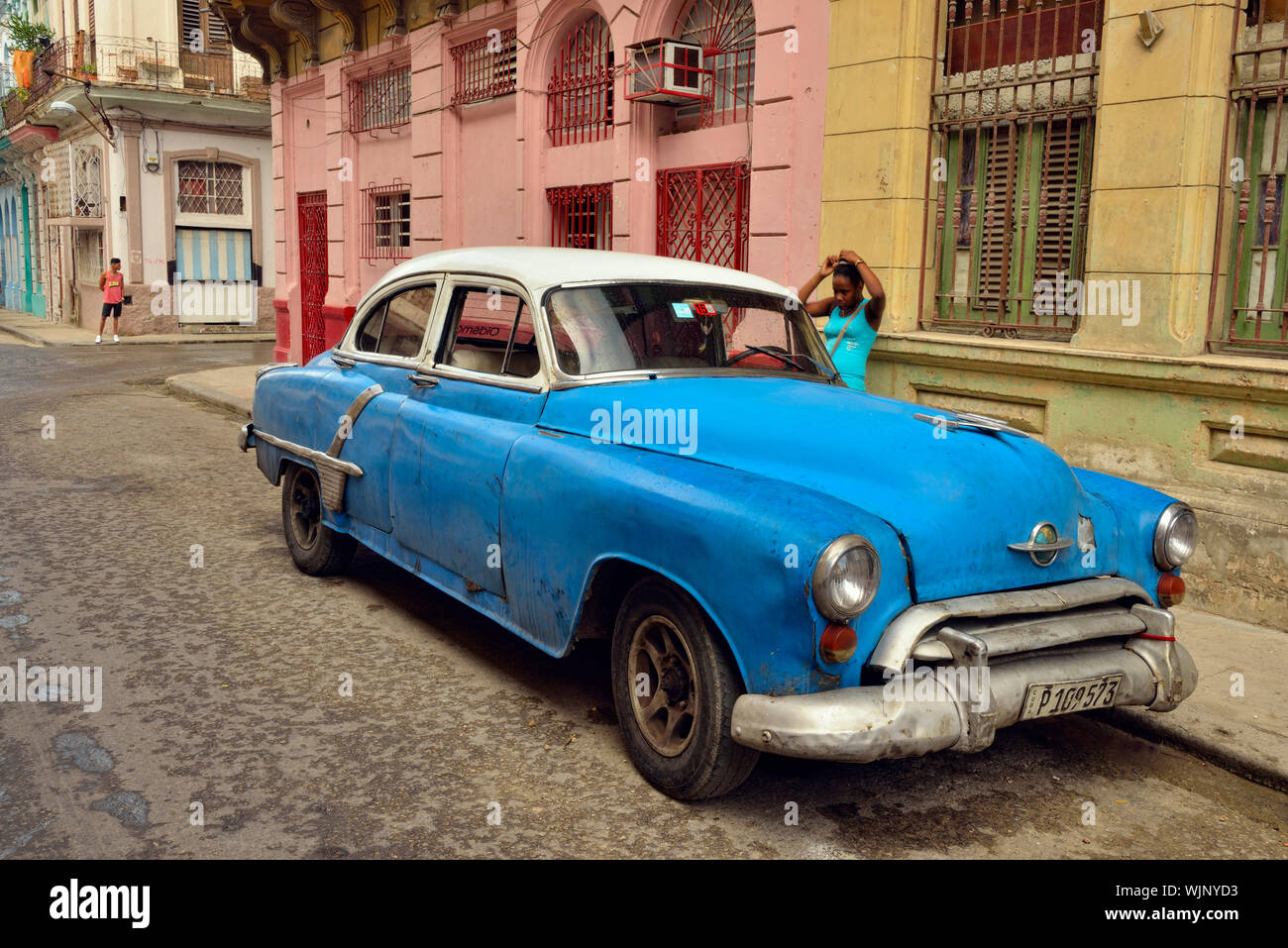 Street Fotografie im Zentrum von Havanna - Geparkte "Yank Tank" auf der Straße, La Habana (Havanna), Havanna, Kuba Stockfoto