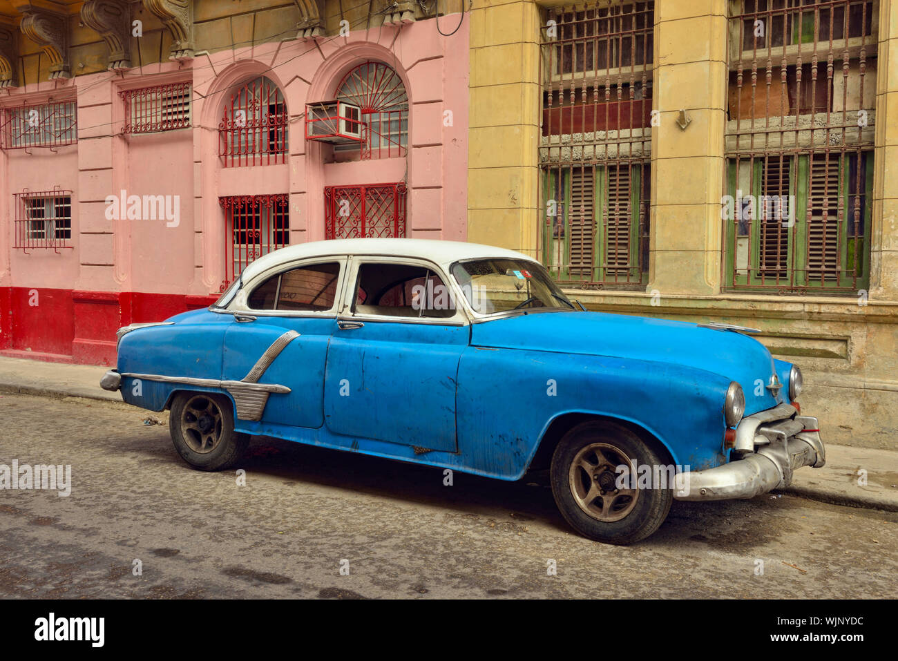 Street Fotografie im Zentrum von Havanna - Geparkte "Yank Tank" auf der Straße, La Habana (Havanna), Havanna, Kuba Stockfoto