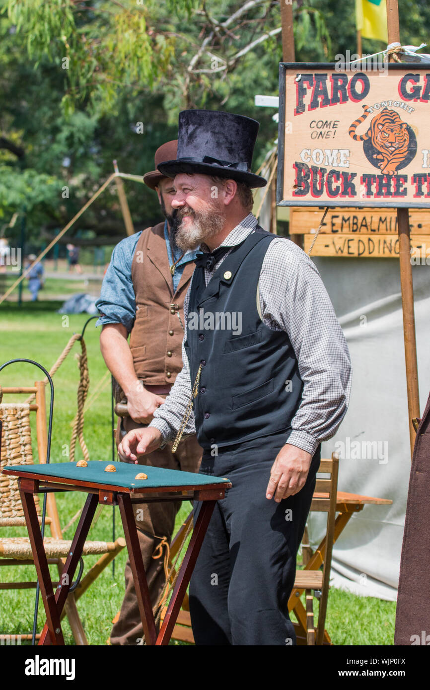 Die drei shell Spiel durch eine reisende Trickster im Amerikanischen Bürgerkrieg reenactment in Huntington Beach Kalifornien USA durchgeführt Stockfoto