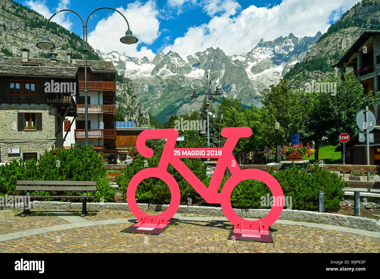 Ein rosa Zyklus commemorative der 14. Etappe des Giro d'Italia, Courmayeur am 25. Mai 2019 und das Mont Blanc Massiv, Aostatal, Italien überschritten Stockfoto