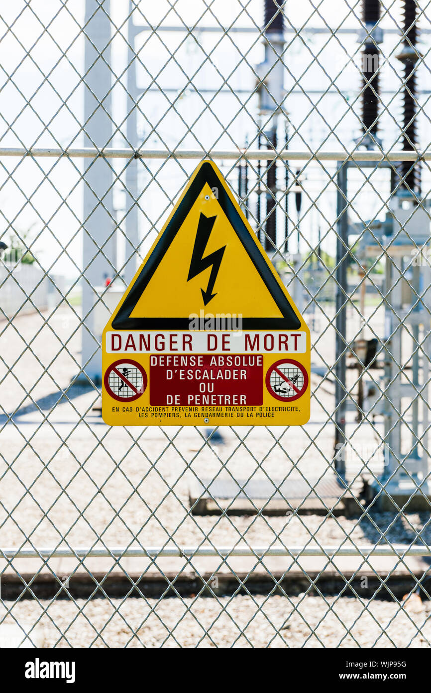 Gefahr de Mort Zeichen, da die Gefahr des Todes an den Sicherheitszaun Eingang am Wasserkraftwerk im Centrale Hydroelectrique de Gambsheim übersetzt Stockfoto