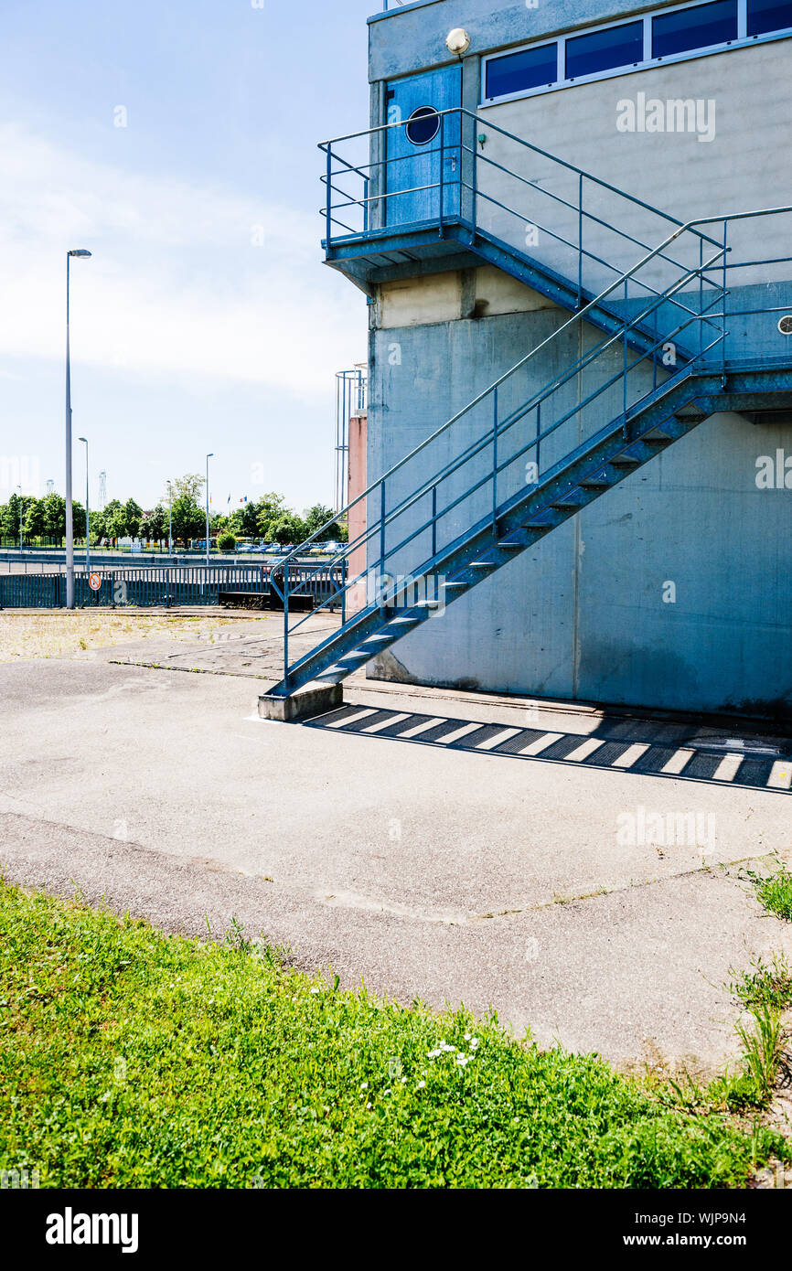 Stahltreppe für die Überwachung der Gebäude - vintage Architektur des Wasserkraftwerkes im Centrale de Gambsheim Hydroelectrique Stockfoto