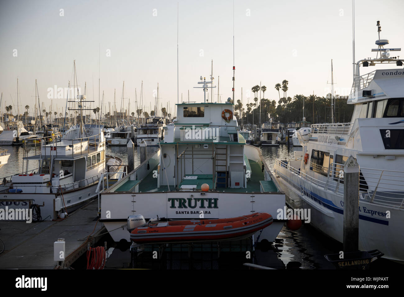 Santa Barbara, CA, USA. 2. Sep 2019. Die Wahrheit Aquatics Schiff ''Wahrheit'' - ein Schwesterschiff der Konzeption - am Meer Landung in Santa Barbara Hafen nach der Konzeption tauchen Boot in Brand in den frühen Morgenstunden bei Santa Cruz Insel am Montag, den 2. September 2019 in Santa Barbara, Calif. Acht sind tot bestätigt während mindestens 26 Fehlende bleiben. © 2019 Patrick T. Fallon Credit: Patrick Fallon/ZUMA Draht/Alamy leben Nachrichten Stockfoto