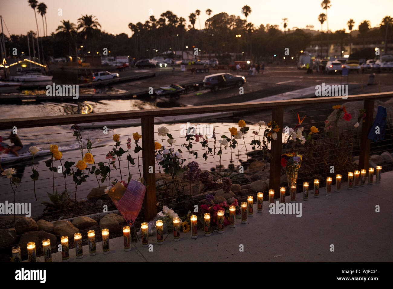 Santa Barbara, CA, USA. 2. Sep 2019. Eine provisorische Gedenkstätte mit Kerzen für jedes Opfer links steht am Meer Landung in Santa Barbara Hafen nach der Konzeption tauchen Boot Brand in den frühen Morgenstunden bei Santa Cruz Insel am Montag, den 2. September 2019 in Santa Barbara, Calif. Dreißig - neun Menschen gefangen an Bord waren die Konzeption, als das Feuer ausbrach, mit nur fünf Besatzungsmitglieder überleben und 34 Tote befürchtet. © 2019 Patrick T. Fallon Credit: Patrick Fallon/ZUMA Draht/Alamy leben Nachrichten Stockfoto