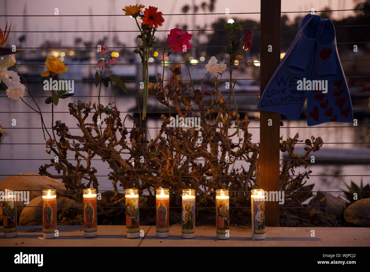 Santa Barbara, CA, USA. 2. Sep 2019. Kerzen stehen für jedes der Opfer an einem provisorischen Denkmal am Meer Landung in Santa Barbara Hafen nach der Konzeption tauchen Boot Brand in den frühen Morgenstunden bei Santa Cruz Insel gefangen am Montag, den 2. September 2019 in Santa Barbara, Calif. Dreißig - neun Menschen an Bord der Konzeption, als das Feuer ausbrach, mit nur fünf Besatzungsmitglieder überleben und 34 Tote befürchtet. © 2019 Patrick T. Fallon Credit: Patrick Fallon/ZUMA Draht/Alamy leben Nachrichten Stockfoto