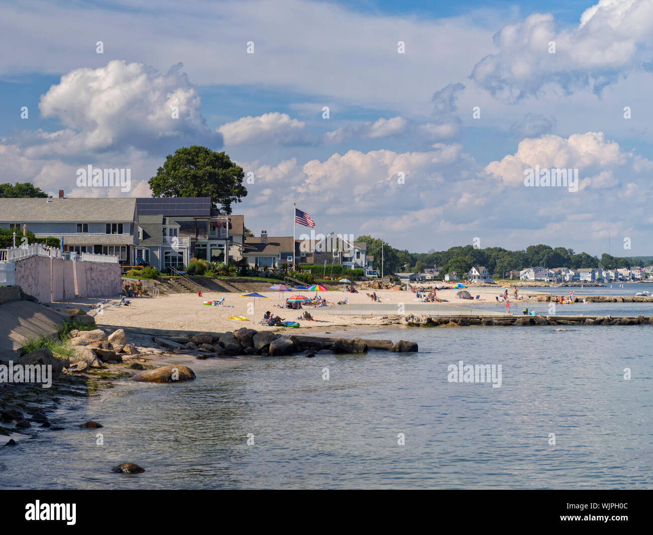 Niantic, Connecticut, USA, May 22, 2019 - Bewohner dieser Neu-England kleine Stadt und Urlauber genießen ein Sommertag am Meer im Black Point Beach. Stockfoto
