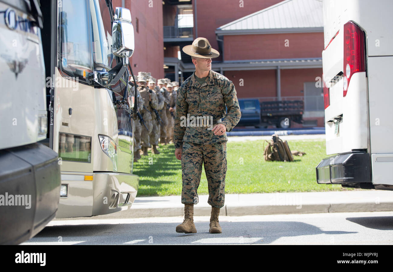 Beaufort, South Carolina, USA. 03. September 2019. Ein US-Marine Drill Instructor Prüfungen Busse aufgereiht, Rekruten zu einer Evakuierung im Marine Corps Recruit Depot Parris Island September 3, 2019 in Beaufort, South Carolina. Die niedrig liegenden Region ist unter einer obligatorischen Evakuierung um als Hurrikan Dorian beginnt, bis der Ostküste nach South Carolina. Credit: Dana Beesley/USMC/Alamy leben Nachrichten Stockfoto
