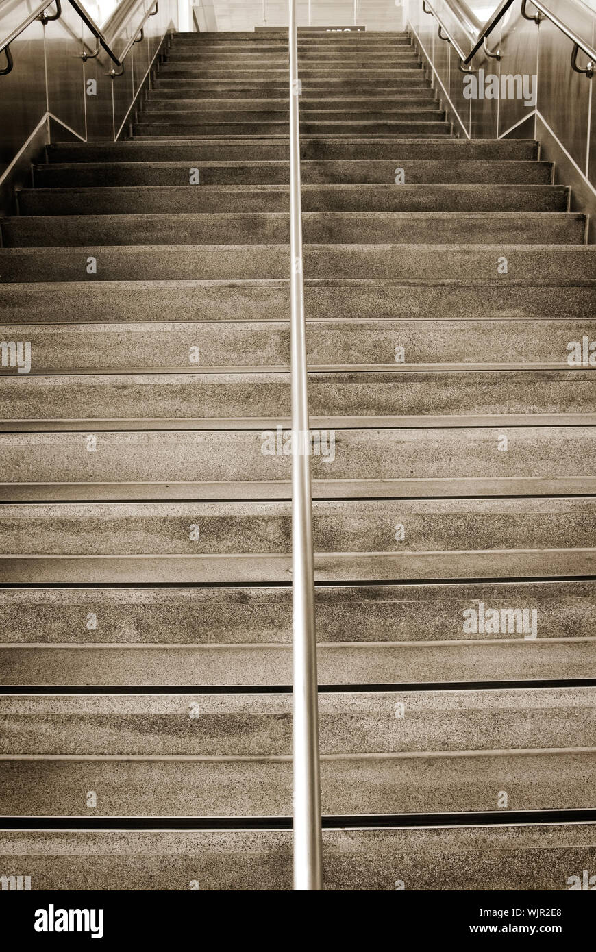 Hier sind Treppen, denen Man nach oben oder unten gehen kann. Stockfoto