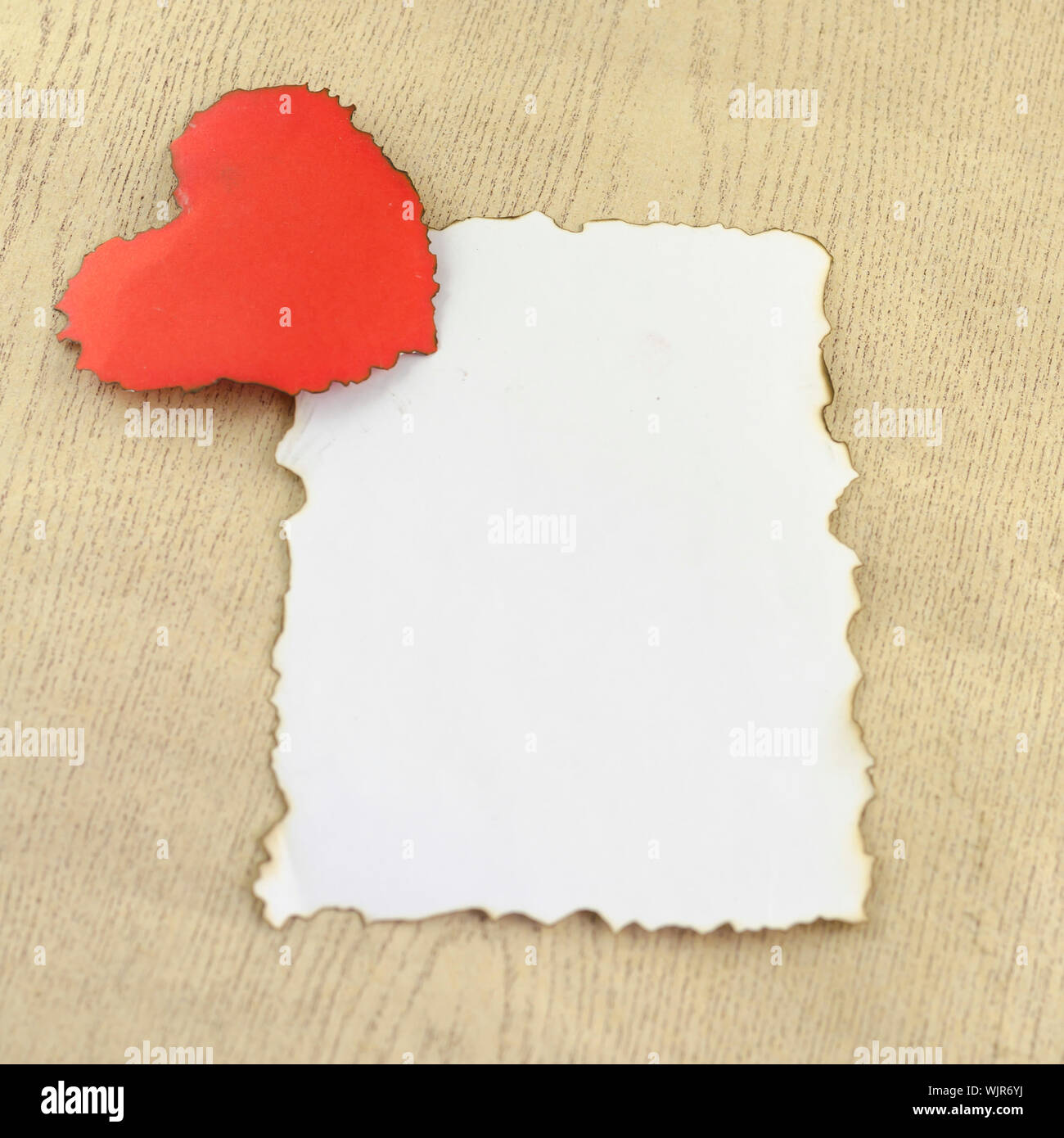 Herz und weißes Papier auf Holz Hintergrund Stockfoto
